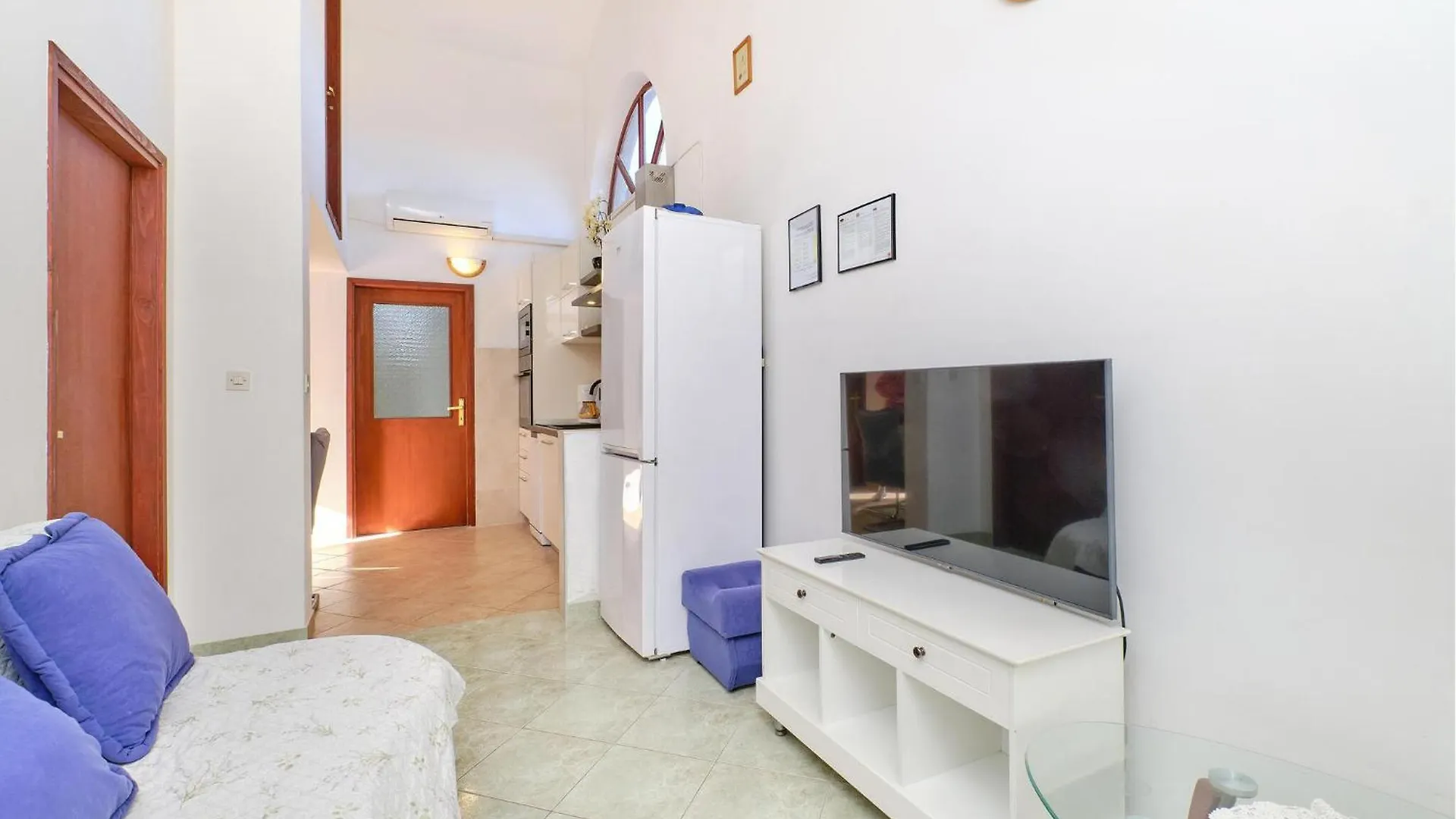 Beautiful Apartment In Мали-Лошинь