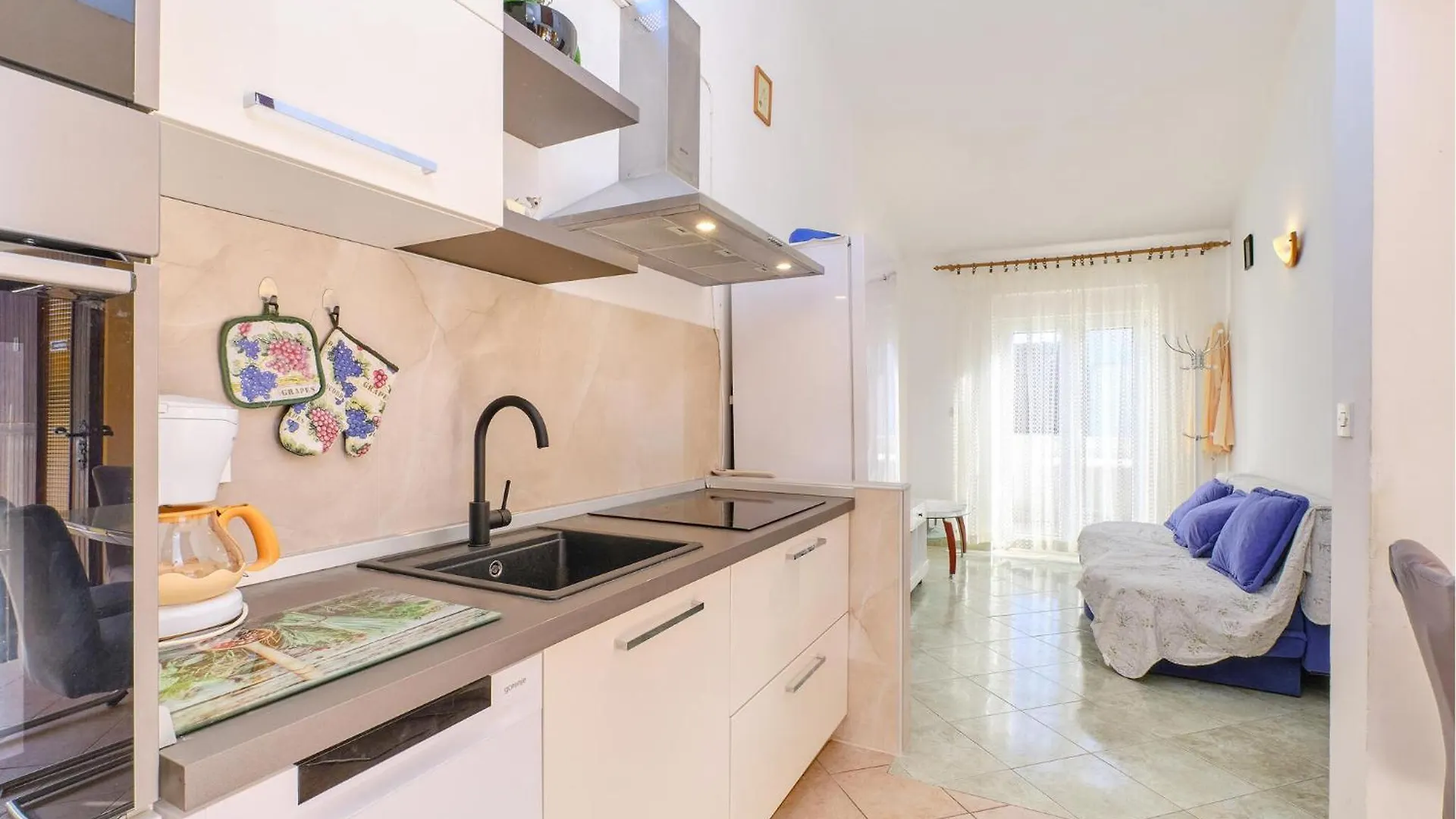 Beautiful Apartment In Мали-Лошинь