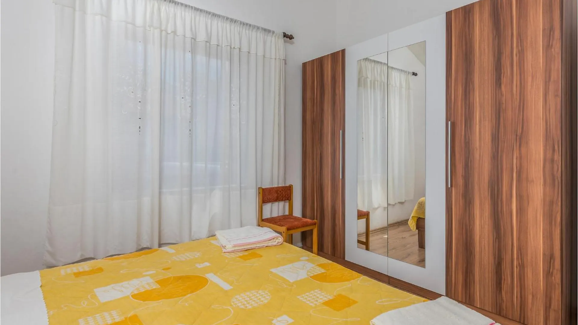 Beautiful Apartment In Мали-Лошинь